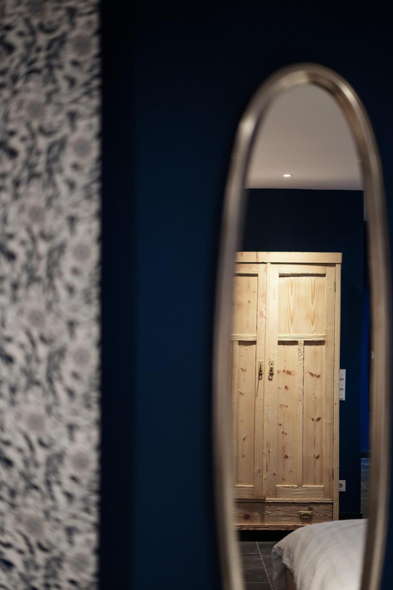 August Traeumt - Tiroler Im Blauen Appartement